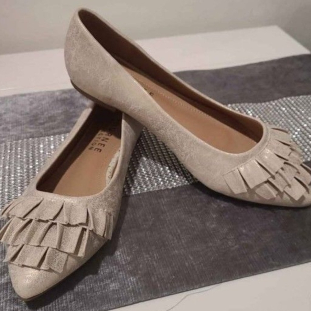 Journee Collection Cream Fringe Flats